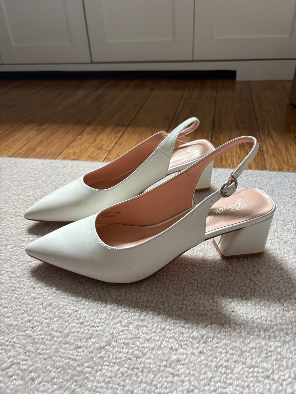 Genshuo Elegant White Leather Slingback Block Heel Pumps - new with tags